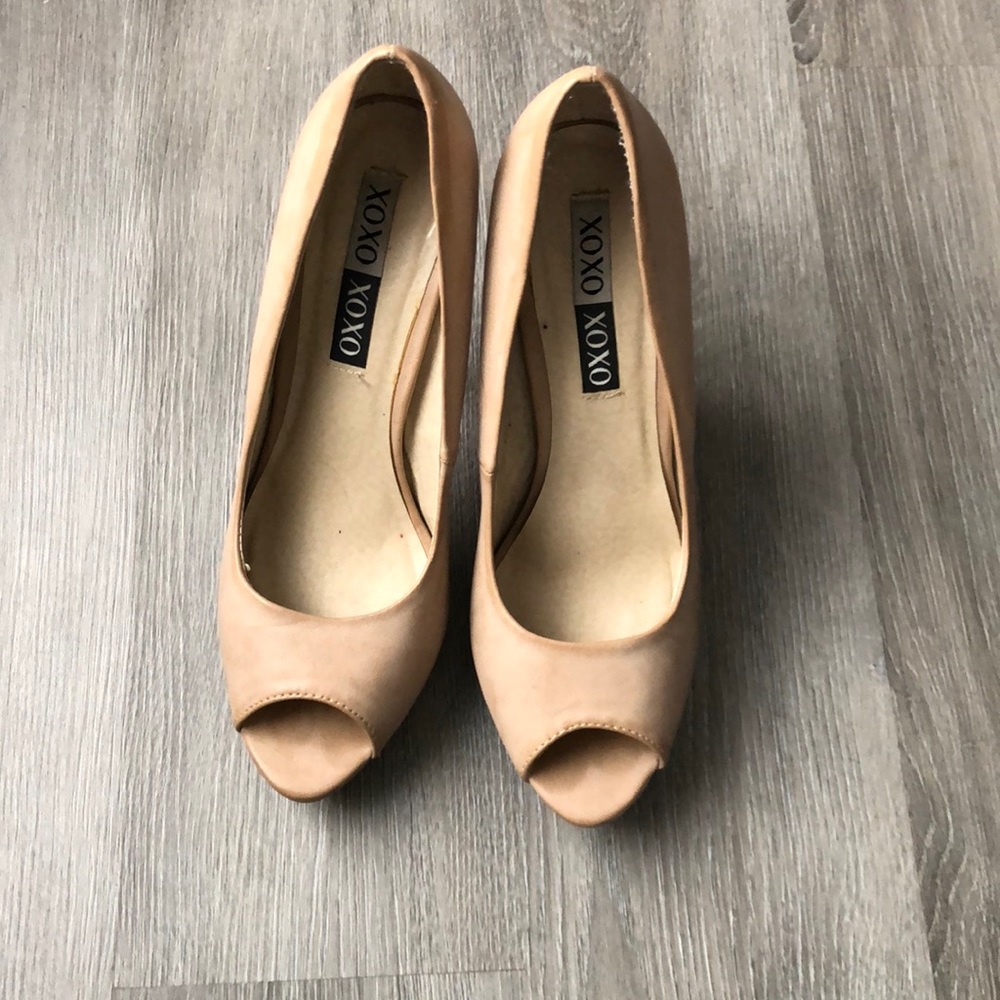 Nude peep toe platform pumps